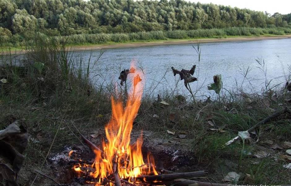 Костер возле реки