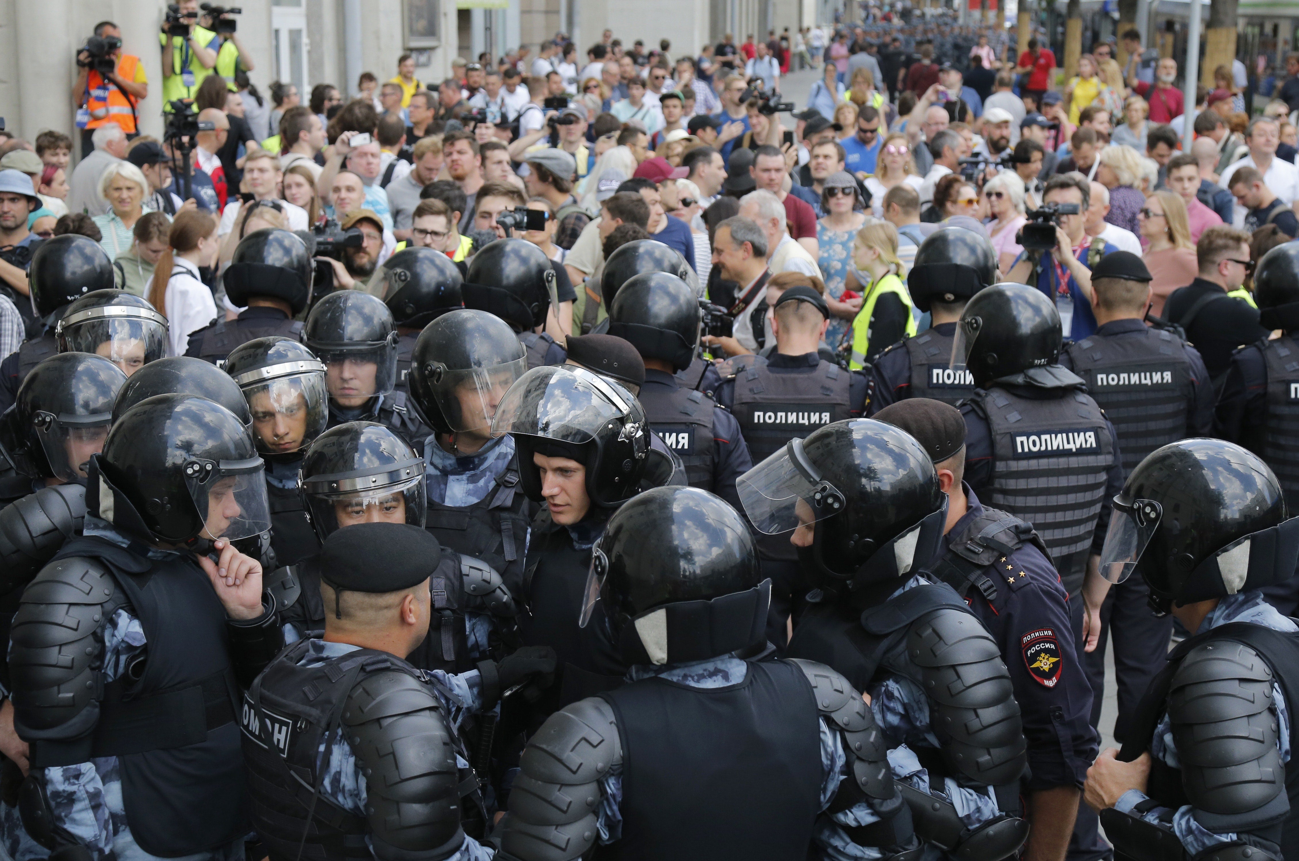 C митинг. Полиция в Москве разгоняет демонстрантов. Митинг в Москве 27 июля 2019 ОМОН. Толпа полиции.