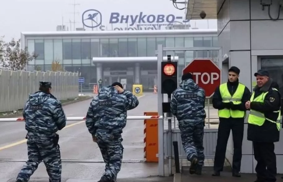 Водители внуково. Таможня Внуково сотрудники. Аэропорт Внуково таможня. КПП В аэропорту. Охрана таможни.