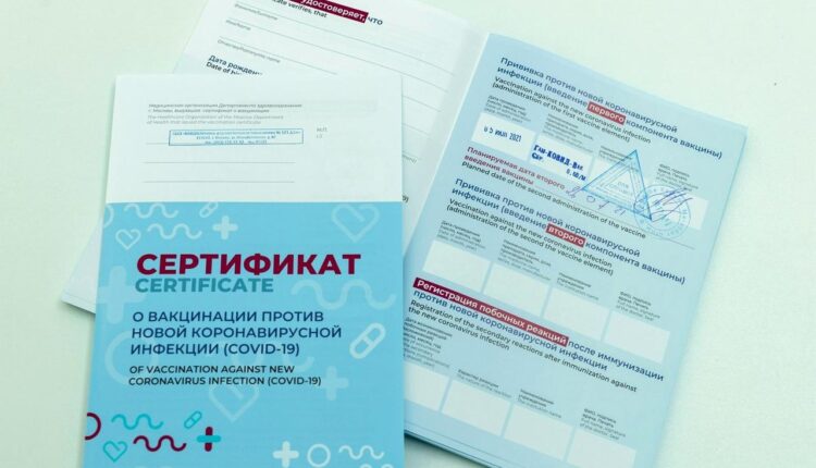«Вакцину сливала в раковину». В Калининграде администратор поликлиники продавала сертификаты о прививках. ВИДЕО