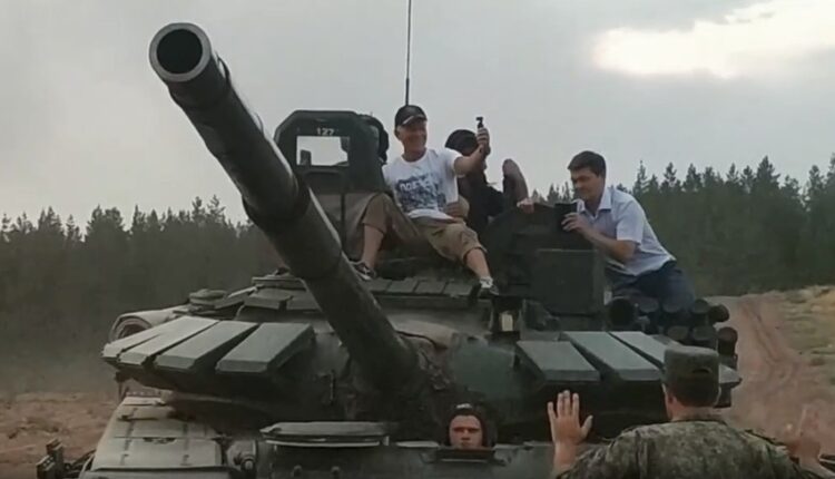 «Им пофиг, элита в танке»: в сети жёстко критикуют «патриота» Газманова за танковые покатушки на фоне горящей деревни. ВИДЕО