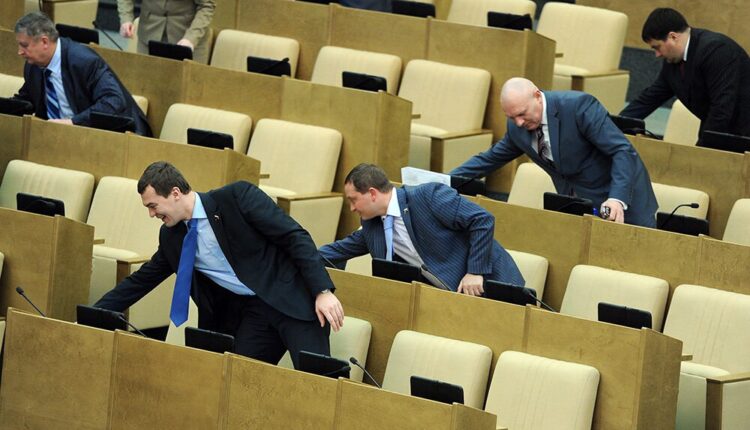 Новоизбранных депутатов Госдумы уже второй день учат нажимать кнопки в зале пленарных заседаний