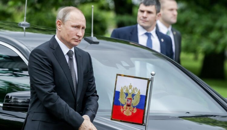 Paris Match: в поездках Путина сопровождает сотрудник ФСО, который собирает его отходы жизнедеятельности