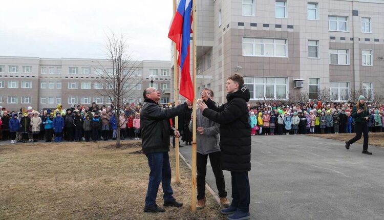 Российское правительство выделит почти миллиард рублей на закупки флагов и гербов РФ для школ