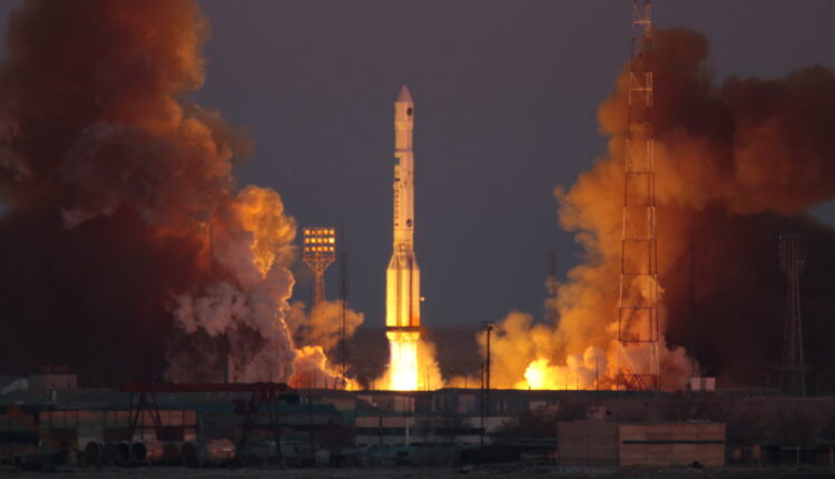 «Роскосмос» обещает построить два завода для серийного выпуска спутников