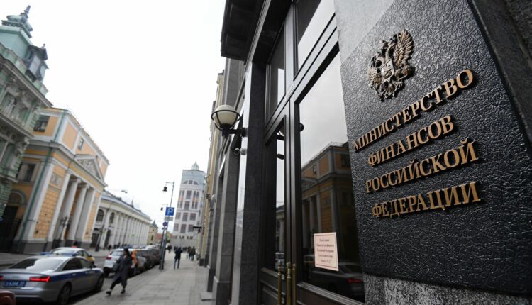 Порядка 2 тыс. зарубежных компаний ждут разрешения Минфина на продажу активов в России